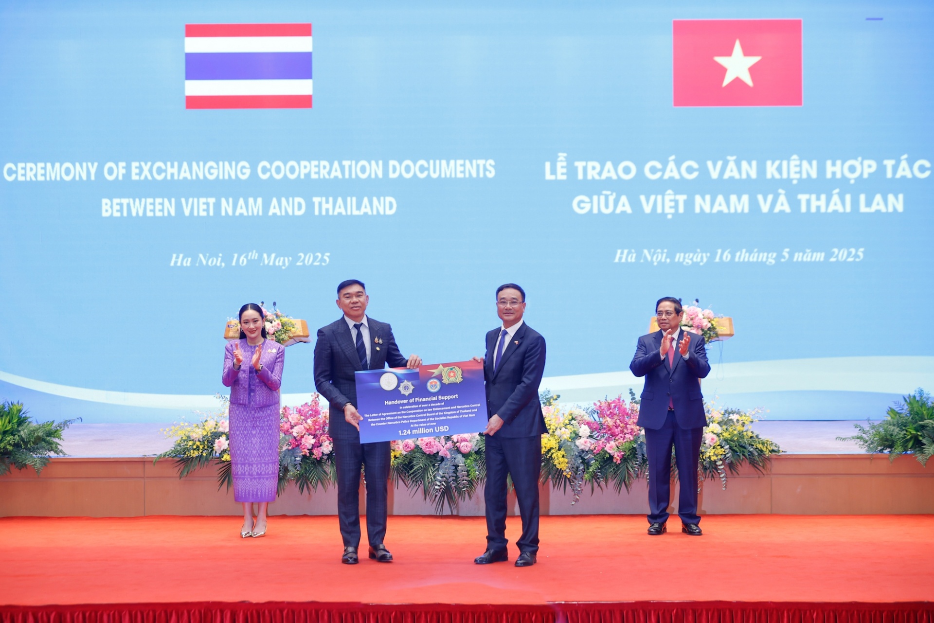 Thủ tướng Phạm Minh Chính và Thủ tướng Thái Lan Paetongtarn Shinawatra chứng kiến trao Khoản hỗ trợ tài chính nhân dịp kỷ niệm hơn một thập niên triển khai Thư Thỏa thuận hợp tác về công tác thực thi pháp luật và kiểm soát ma túy giữa Văn phòng Ủy ban Phò