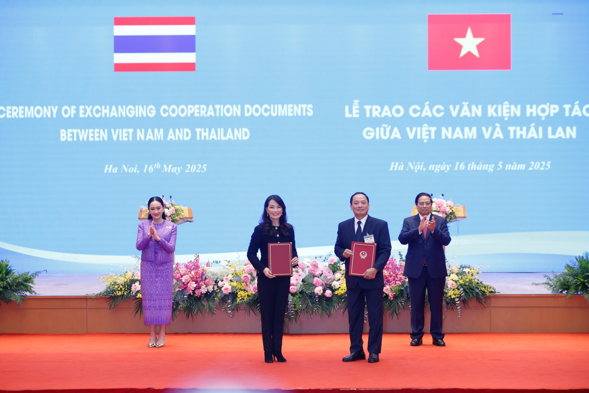 Thủ tướng Phạm Minh Chính và Thủ tướng Thái Lan Paetongtarn Shinawatra chứng kiến trao Bản ghi nhớ giữa UBND tỉnh Hưng Yên và Tập đoàn WHA (Thái Lan) về việc phát triển khu công nghiệp Phù Cừ trên địa bàn tỉnh Hưng Yên - Ảnh: VGP