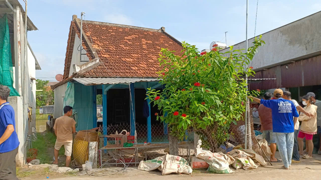 Sạt lở ở An Giang làm 10 căn nhà của người dân bị sụp xuống sông