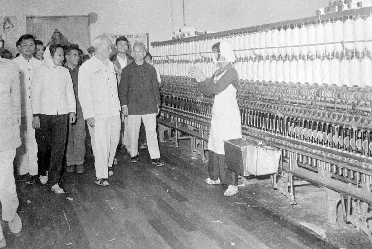Chủ tịch Hồ Chí Minh đến thăm Nhà máy dệt 8/3 và dự lễ khánh thành nhà máy, ngày 8/3/1965. (Ảnh: TTXVN) Chủ tịch Hồ Chí Minh đến thăm Nhà máy dệt 8/3 và dự lễ khánh thành nhà máy, ngày 8/3/1965. (Ảnh: TTXVN)