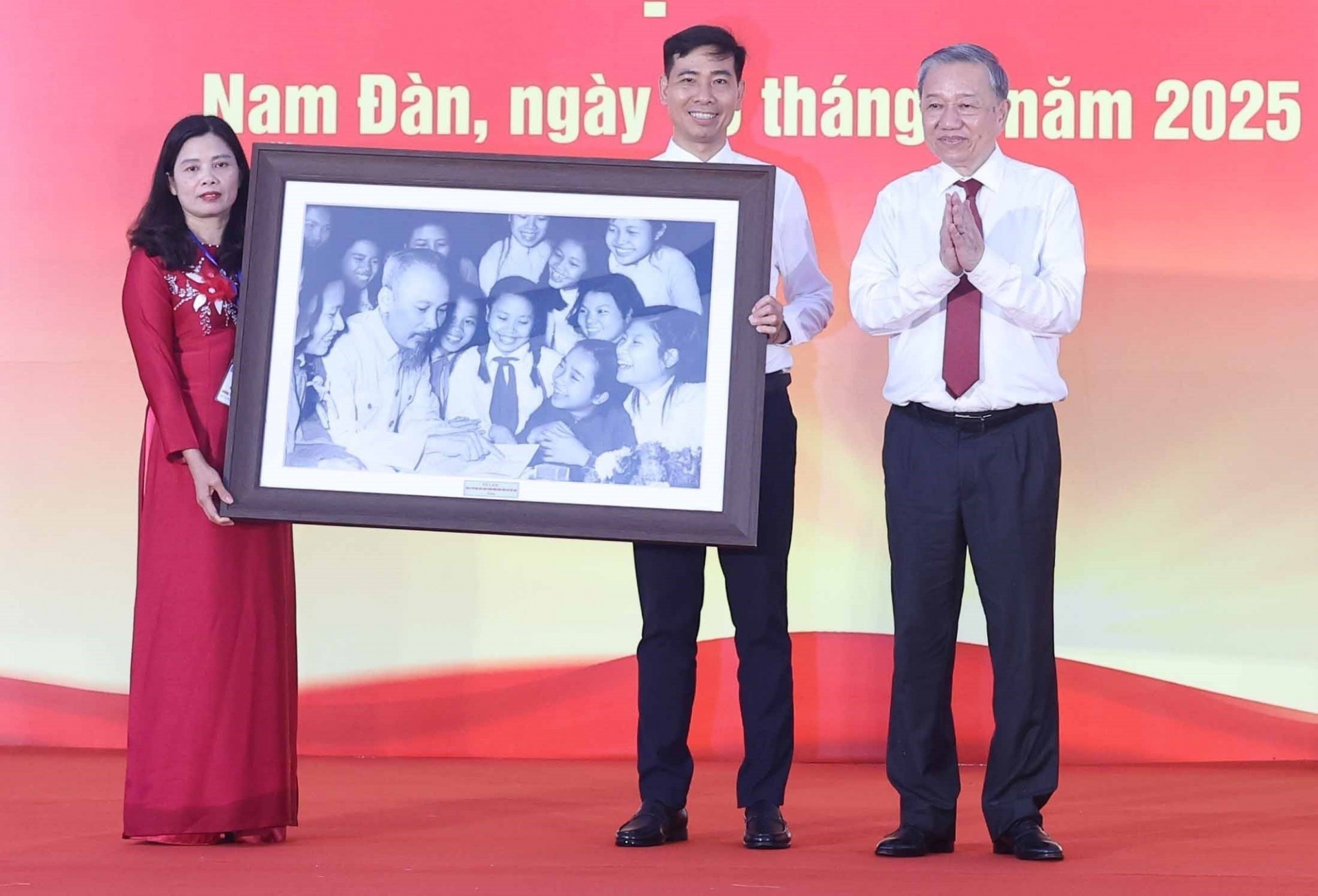 Chiều 15/5/2025, trong chuyến công tác tại tỉnh Nghệ An, Tổng Bí thư Tô Lâm đến thăm và tặng phòng học STEM cho Trường Trung học Phổ thông Kim Liên, huyện Nam Đàn. (Ảnh: TTXVN) Chiều 15/5/2025, trong chuyến công tác tại tỉnh Nghệ An, Tổng Bí thư Tô Lâm đến thăm và tặng phòng học STEM cho Trường Trung học Phổ thông Kim Liên, huyện Nam Đàn. (Ảnh: TTXVN)