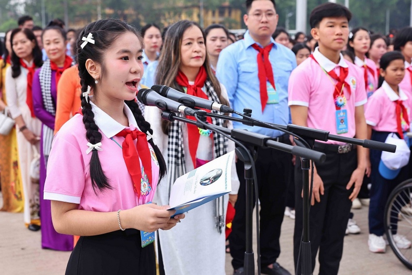 Bác vẫn cùng chúng cháu hành quân Bác vẫn cùng chúng cháu hành quân