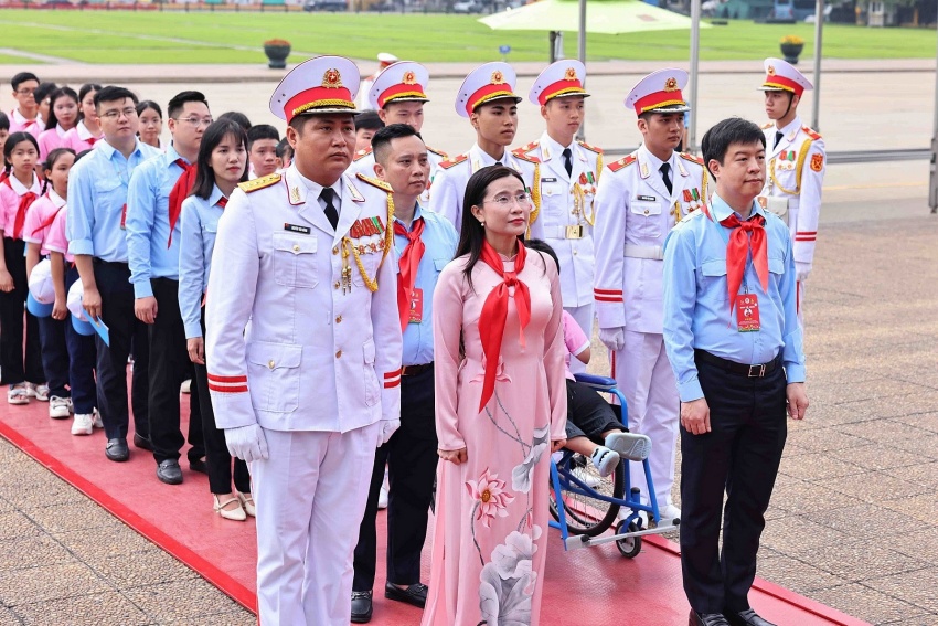 Bác vẫn cùng chúng cháu hành quân Bác vẫn cùng chúng cháu hành quân