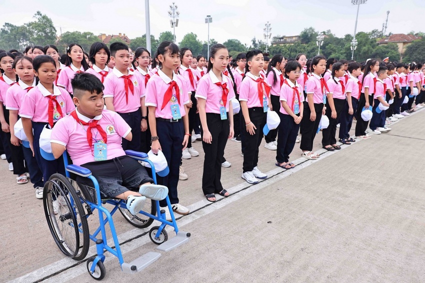 Bác vẫn cùng chúng cháu hành quân Bác vẫn cùng chúng cháu hành quân