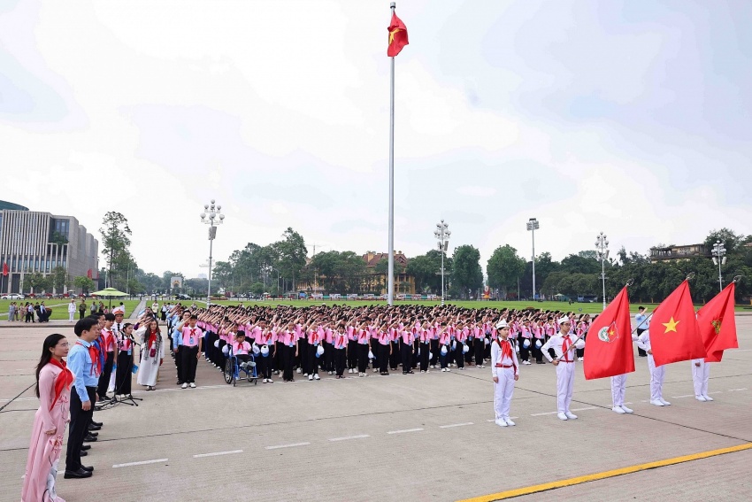 Bác vẫn cùng chúng cháu hành quân Bác vẫn cùng chúng cháu hành quân