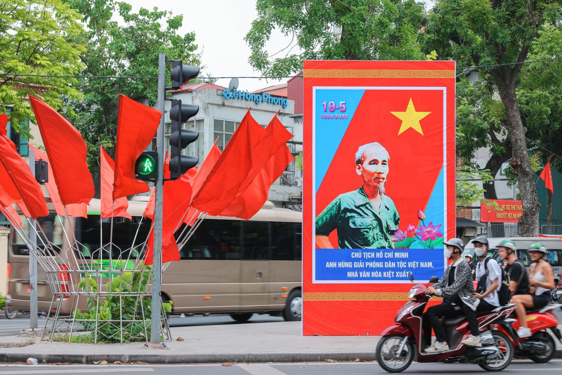 Bác vẫn cùng chúng cháu hành quân Bác vẫn cùng chúng cháu hành quân