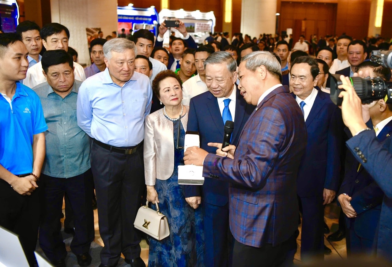   Tổng Bí thư Tô Lâm tham quan các gian hàng trưng bày sản phẩm của các doanh nghiệp tư nhân - Ảnh VGP