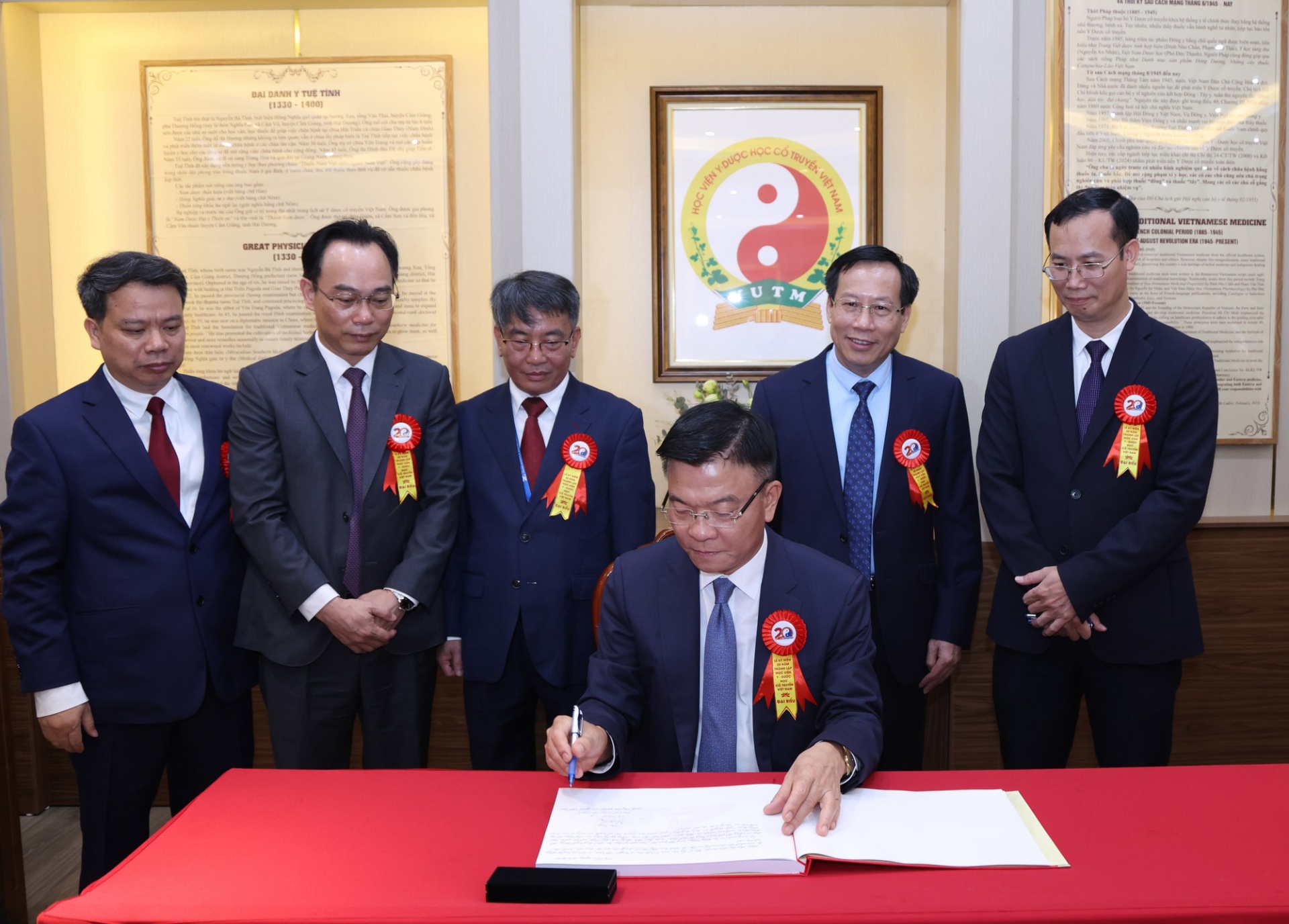 Phó Thủ tướng Lê Thành Long ghi lưu bút tại Phòng Truyền thống của Học viện Y-Dược học cổ truyền Việt Nam - Ảnh: VGP Phó Thủ tướng Lê Thành Long ghi lưu bút tại Phòng Truyền thống của Học viện Y-Dược học cổ truyền Việt Nam - Ảnh: VGP