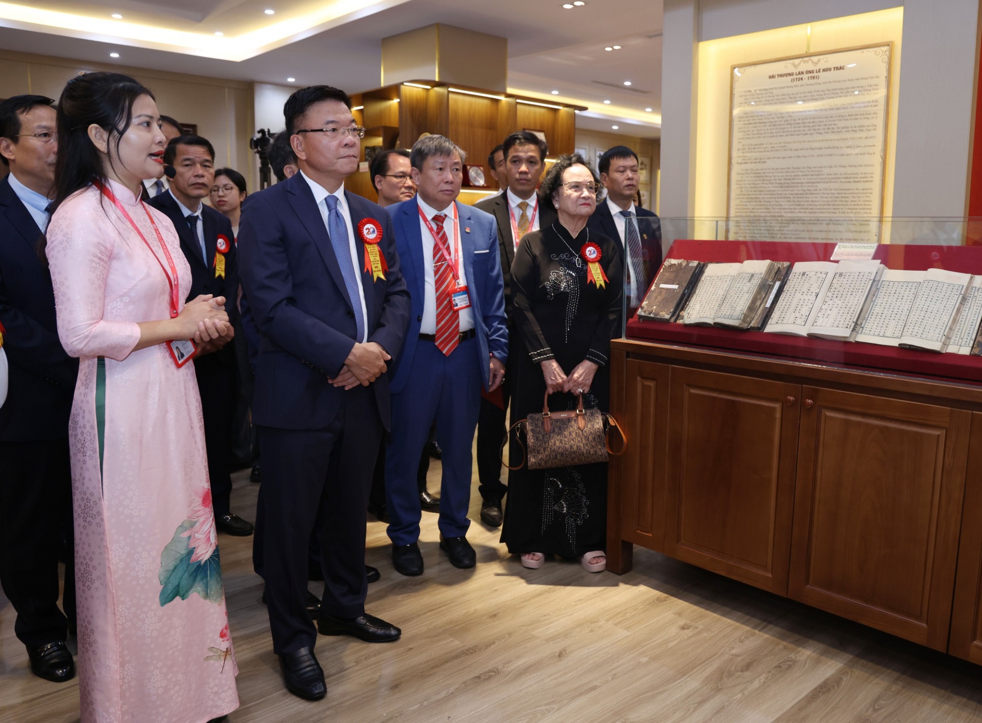 Phó Thủ tướng Lê Thành Long thăm Phòng Truyền thống của Học viện Y-Dược học cổ truyền Việt Nam - Ảnh: VGP Phó Thủ tướng Lê Thành Long thăm Phòng Truyền thống của Học viện Y-Dược học cổ truyền Việt Nam - Ảnh: VGP