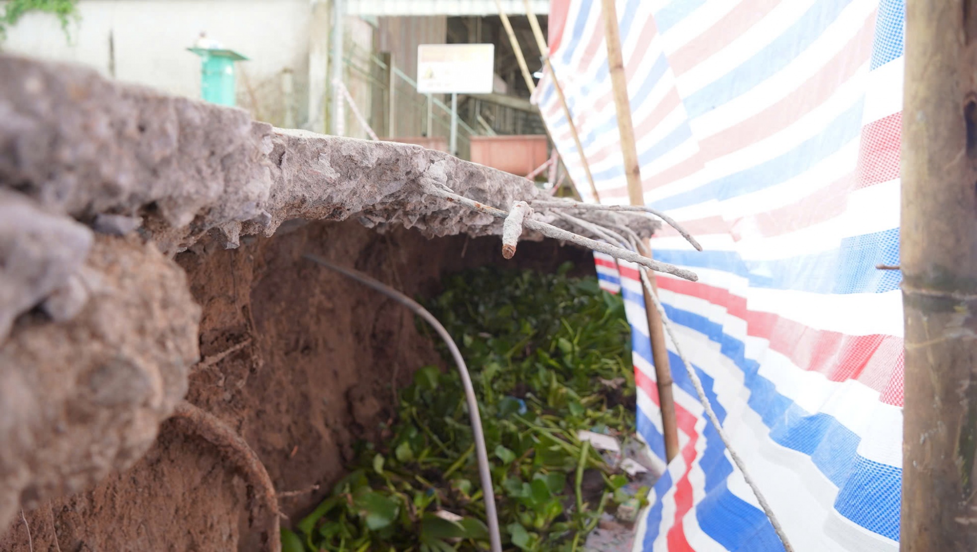 Sạt lở ở Cần Thơ khiến 1 nhà dân bị sụp xuống sông