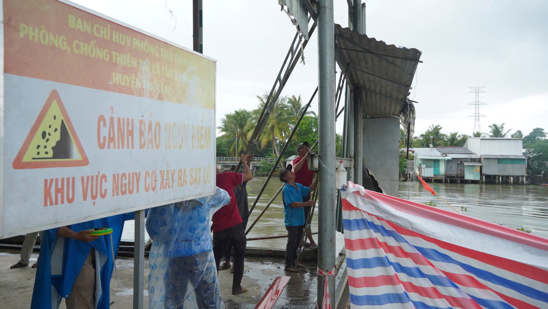 Sạt lở ở Cần Thơ khiến 1 nhà dân bị sụp xuống sông