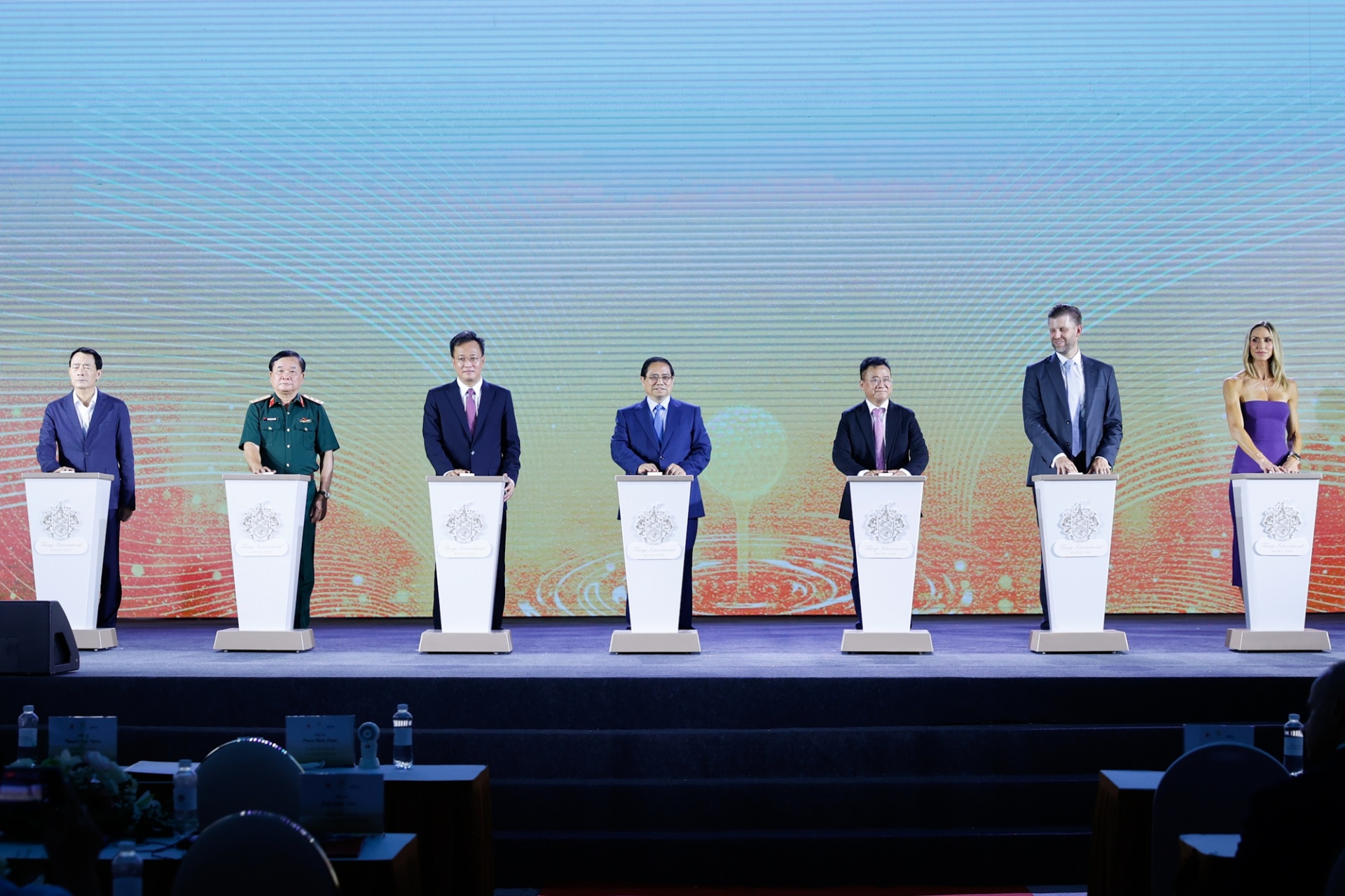 Thủ tướng và các đại biểu thực hiện nghi thức khởi công dự án Trump International Hưng Yên - Ảnh: VGP Thủ tướng và các đại biểu thực hiện nghi thức khởi công dự án Trump International Hưng Yên - Ảnh: VGP