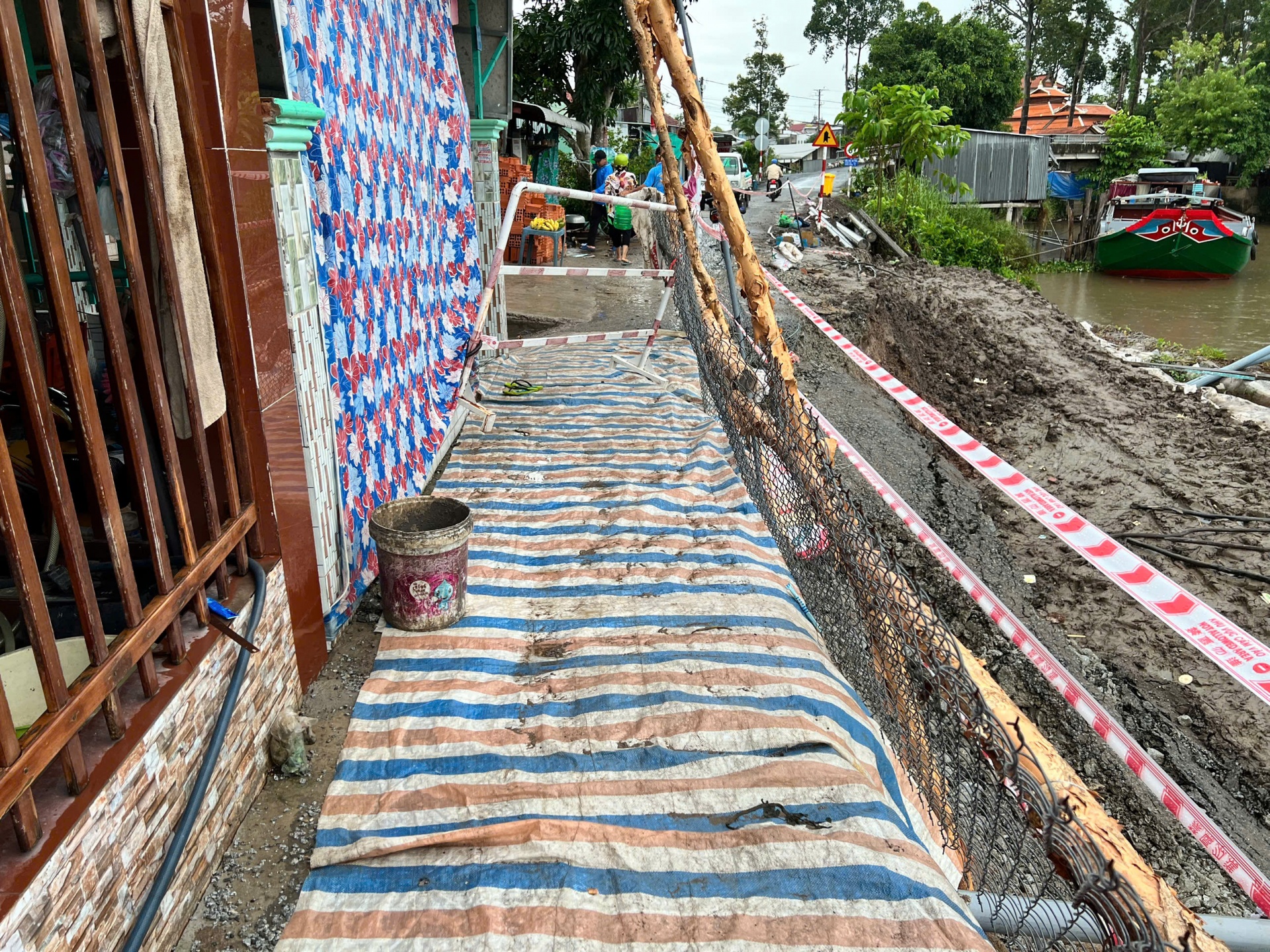 Trà Vinh tiếp tục công bố tình huống khẩn cấp sụp lún, sạt lở Trà Vinh tiếp tục công bố tình huống khẩn cấp sụp lún, sạt lở