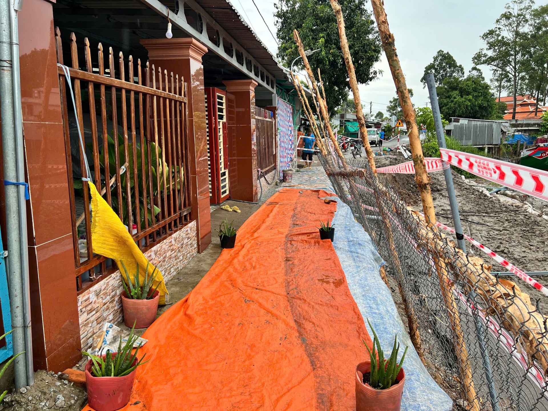 Trà Vinh tiếp tục công bố tình huống khẩn cấp sụp lún, sạt lở Trà Vinh tiếp tục công bố tình huống khẩn cấp sụp lún, sạt lở