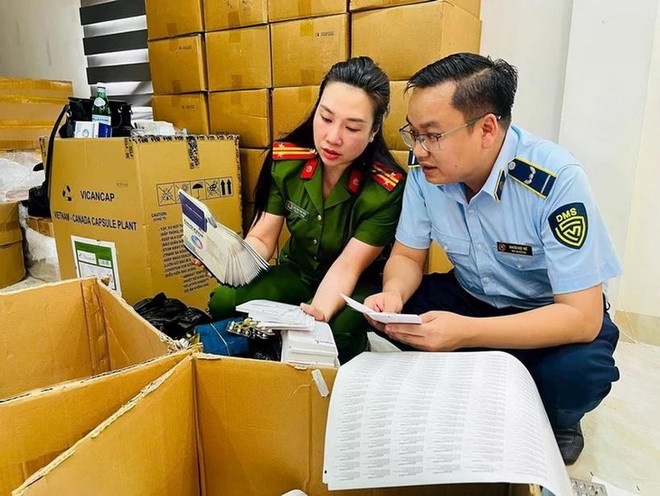 Lực lượng chức năng khám xét các địa điểm liên quan đến ổ nhóm sản xuất, buôn bán hàng giả là lương thực, thực phẩm, trang thiết bị y tế. (Ảnh: Công an Hà Nội)