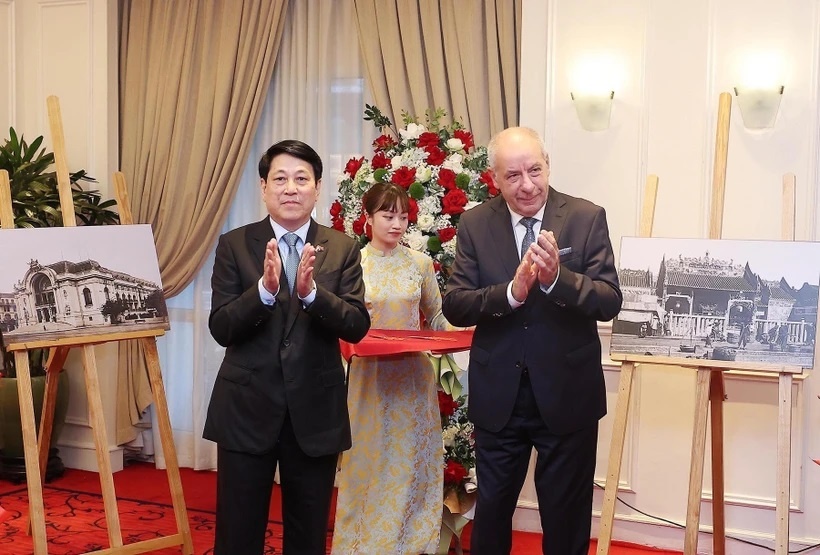 Chủ tịch nước Lương Cường và Tổng thống Hungary Sulyok Tamas cắt băng khai mạc trưng bày ảnh. (Ảnh: TTXVN) Chủ tịch nước Lương Cường và Tổng thống Hungary Sulyok Tamas cắt băng khai mạc trưng bày ảnh. (Ảnh: TTXVN)