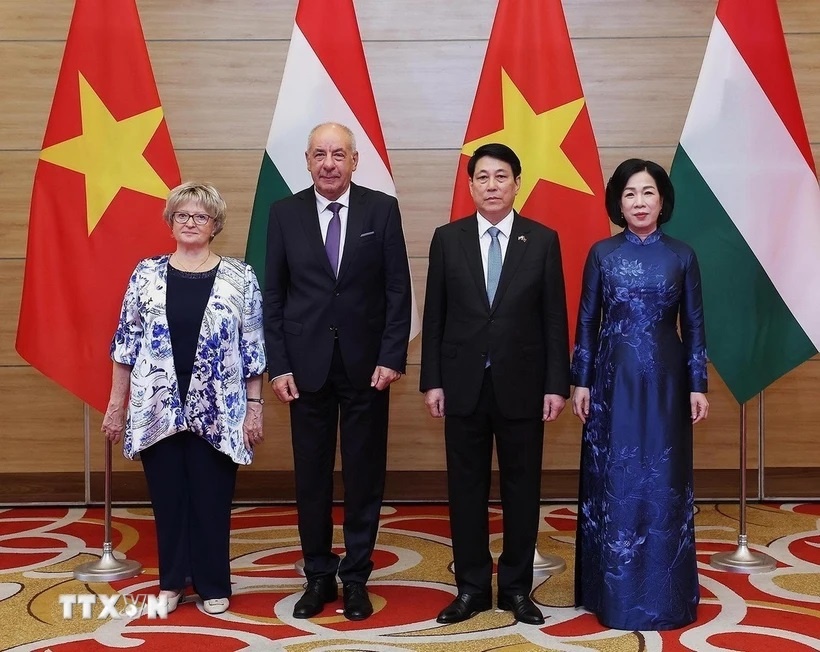 Chủ tịch nước Lương Cường và Phu nhân đón Tổng thống Hungary Sulyok Tamas và Phu nhân dự tiệc chiêu đãi. (Ảnh: TTXVN) Chủ tịch nước Lương Cường và Phu nhân đón Tổng thống Hungary Sulyok Tamas và Phu nhân dự tiệc chiêu đãi. (Ảnh: TTXVN)