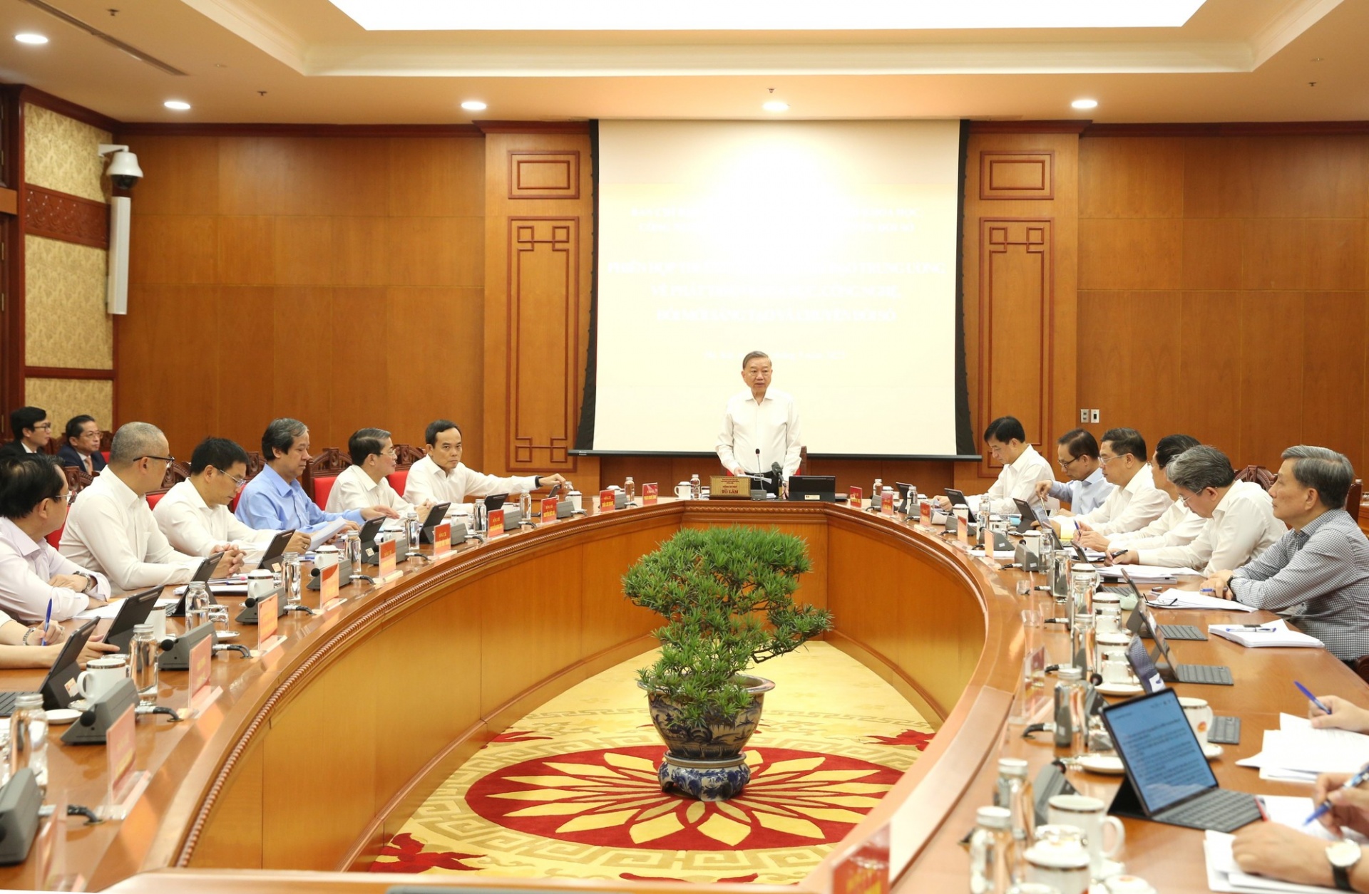 Tổng Bí thư yêu cầu hoàn thiện các dự án luật đang trình Quốc hội để xem xét thông qua tại kỳ họp thứ 9; xây dựng dự án Luật Chuyển đổi số, trình Quốc hội thông qua tại kỳ họp thứ 10... bảo đảm tháo gỡ điểm nghẽn và tạo xung lực cho phát triển khoa học công nghệ, chuyển đổi số - Ảnh: VGP