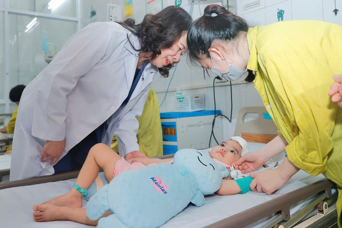 Phó Chủ tịch nước Võ Thị Ánh Xuân ân cần hỏi thăm sức khoẻ bệnh nhi Phó Chủ tịch nước Võ Thị Ánh Xuân ân cần hỏi thăm sức khoẻ bệnh nhi