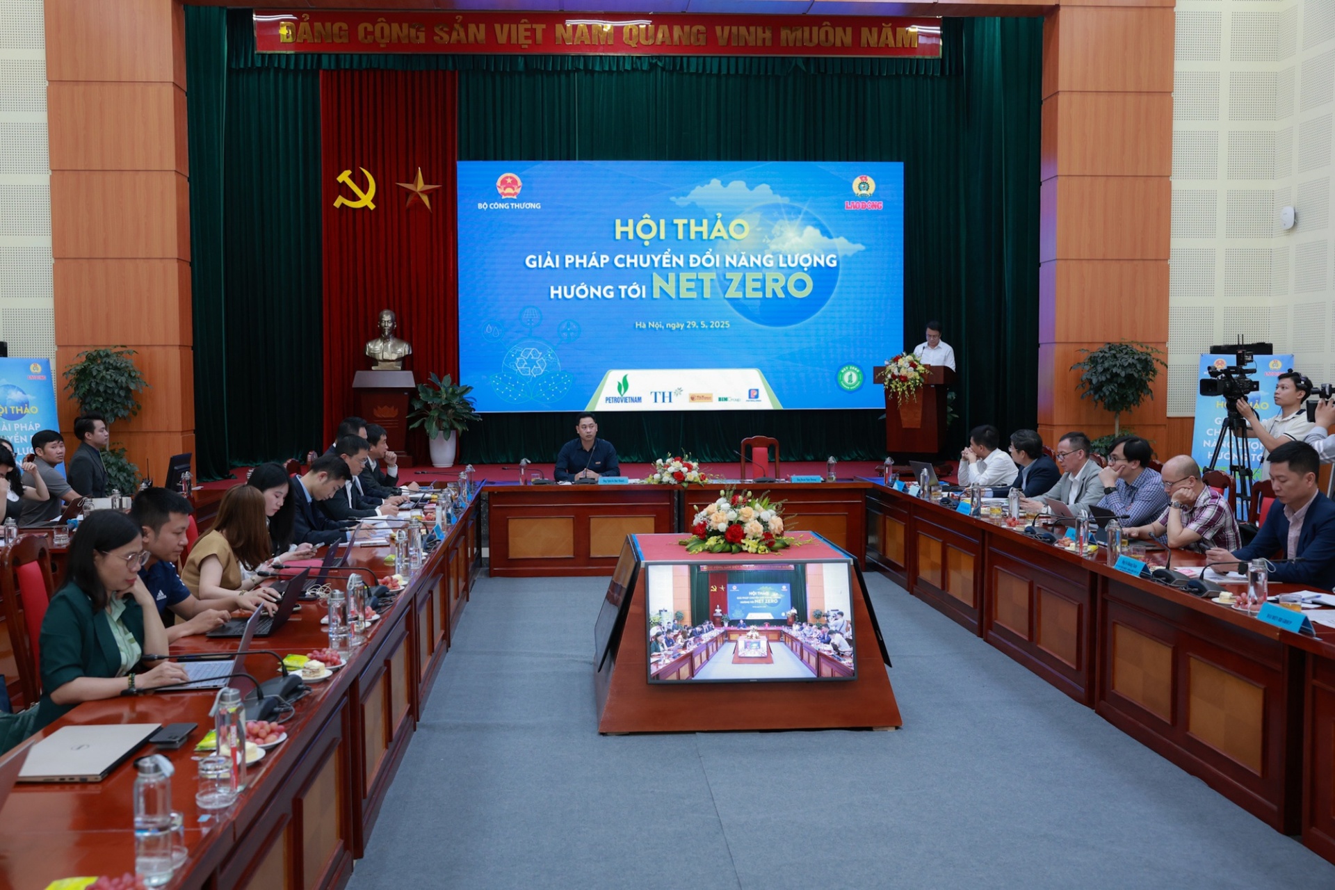 Các nhà quản lý, chuyên gia bàn giải pháp thúc đẩy phát triển năng lượng tái tạo - Ảnh: VGP Các nhà quản lý, chuyên gia bàn giải pháp thúc đẩy phát triển năng lượng tái tạo - Ảnh: VGP