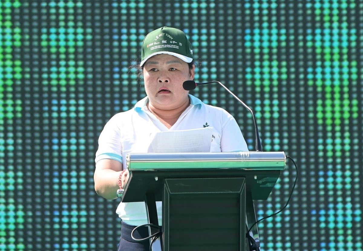 Bà Trần Thị Hương, Giám đốc HTX Green Life, phát biểu tại lễ mít tinh sáng 1/6. Ảnh: Báo NN&MT Bà Trần Thị Hương, Giám đốc HTX Green Life, phát biểu tại lễ mít tinh sáng 1/6. Ảnh: Báo NN&MT