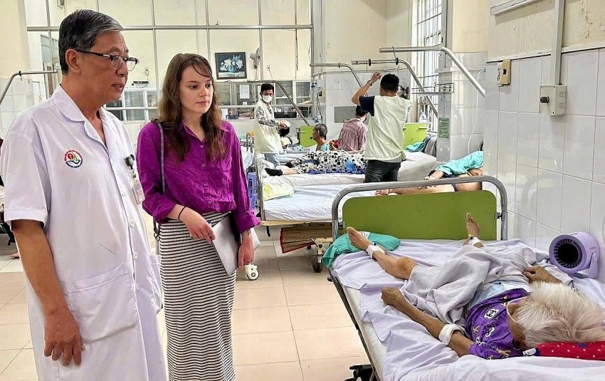 Sinh viên Trường Đại học Y tế Công cộng Pháp (EHESP) đến kiến tập tại Bệnh viện Đa khoa tỉnh Khánh Hòa