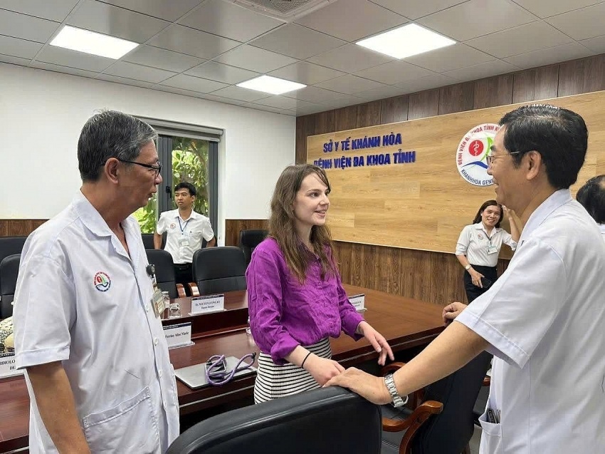 Sinh viên Trường Đại học Y tế Công cộng Pháp (EHESP) đến kiến tập tại Bệnh viện Đa khoa tỉnh Khánh Hòa