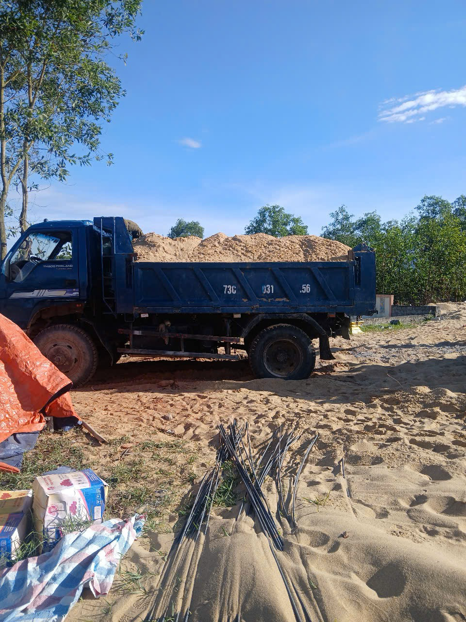 Xe chở cát vừa khai thác trái phép chạy ngang nhiên giữa ban ngày Xe chở cát vừa khai thác trái phép chạy ngang nhiên giữa ban ngày