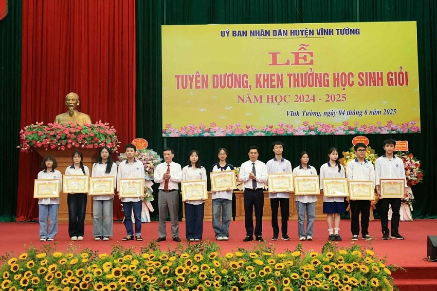 Vĩnh Tường (Vĩnh Phúc): Tuyên dương giáo viên và học sinh xuất sắc năm học 2024–2025