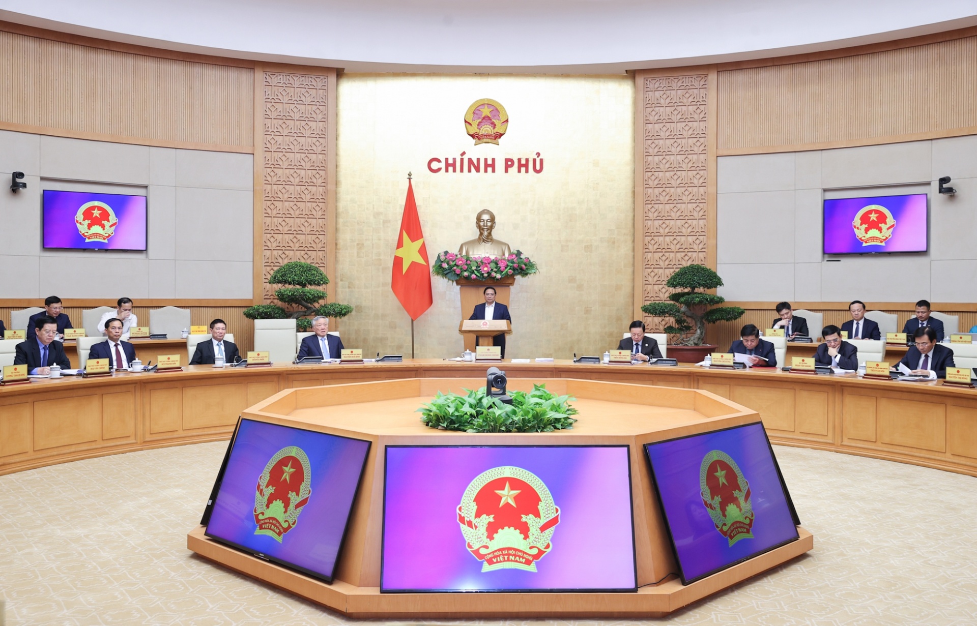 Thủ tướng chỉ rõ các nhóm nhiệm vụ, giải pháp trọng tâm trong tháng 6 và thời gian tới; nhấn mạnh, vướng mắc về thể chế, pháp luật: Khó mấy cũng phải tháo gỡ để biến thể chế thành lợi thế cạnh tranh - Ảnh: VGP Thủ tướng chỉ rõ các nhóm nhiệm vụ, giải pháp trọng tâm trong tháng 6 và thời gian tới; nhấn mạnh, vướng mắc về thể chế, pháp luật: Khó mấy cũng phải tháo gỡ để biến thể chế thành lợi thế cạnh tranh - Ảnh: VGP