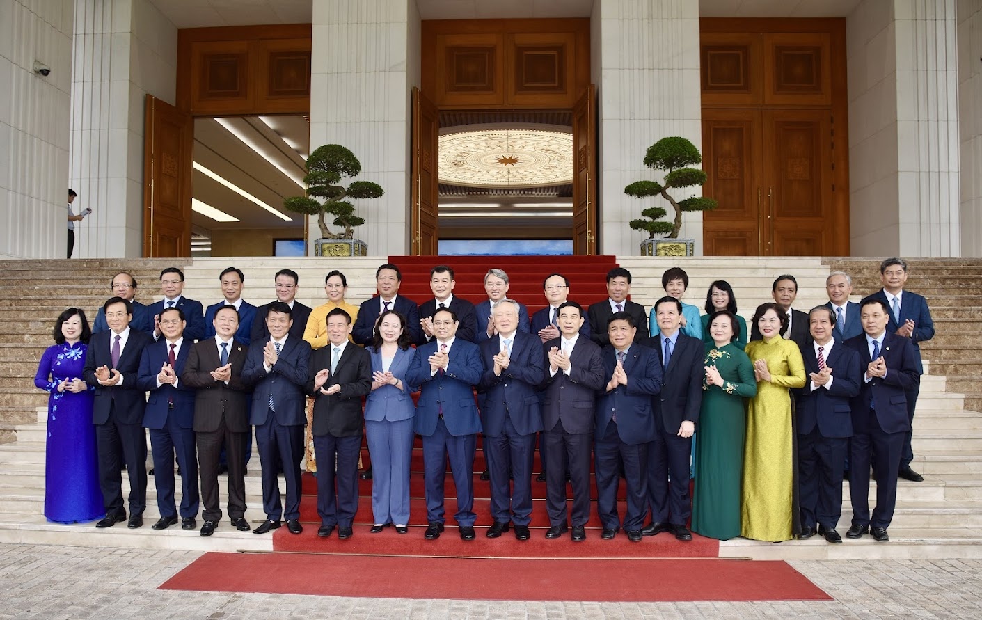 Các thành viên Chính phủ chụp ảnh lưu niệm với các đại biểu dự phiên họp - Ảnh: VGP Các thành viên Chính phủ chụp ảnh lưu niệm với các đại biểu dự phiên họp - Ảnh: VGP