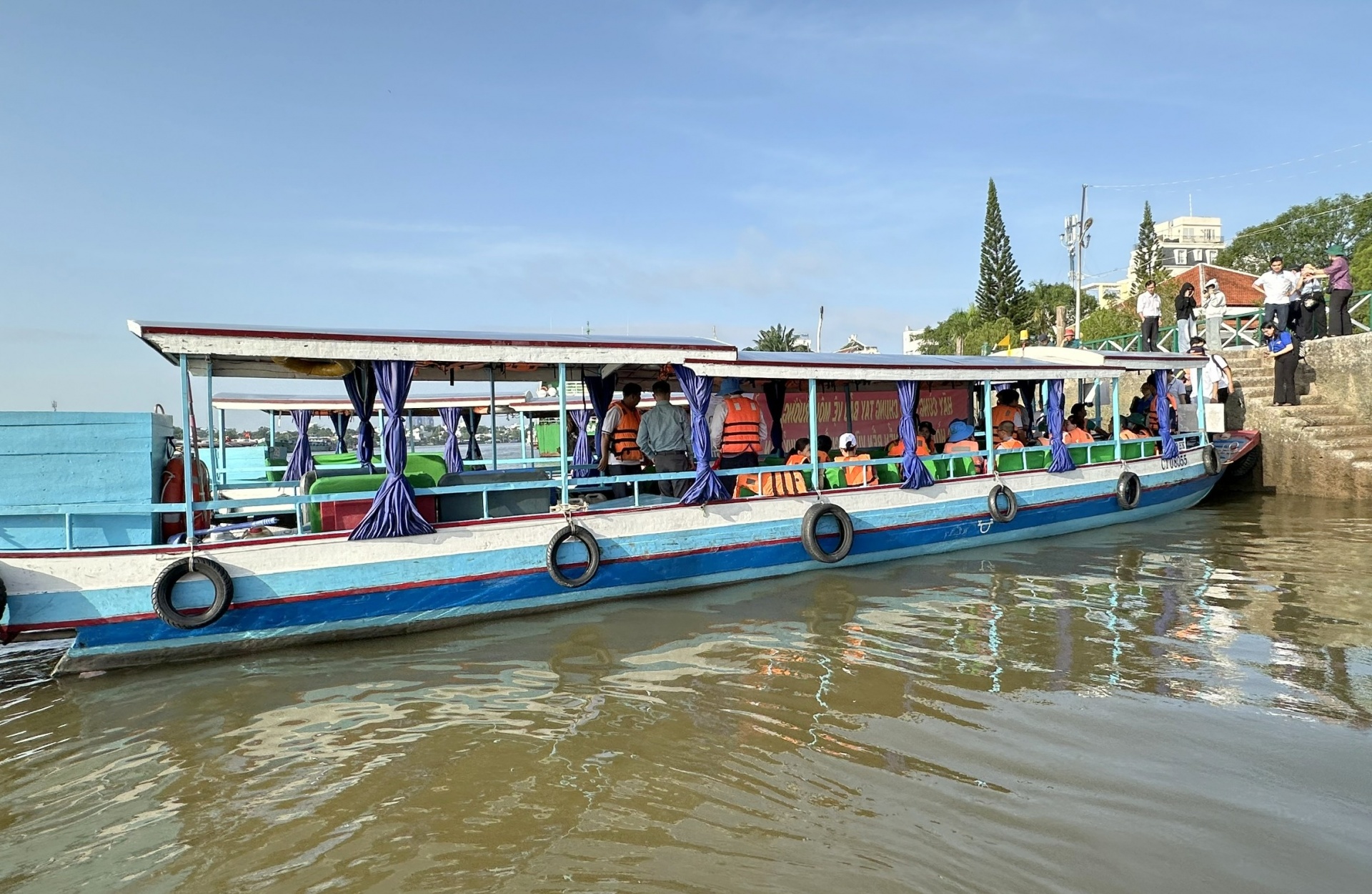 Cần Thơ thả 100 ngàn con cá giống để tái tạo nguồn lợi thủy sản Cần Thơ thả 100 ngàn con cá giống để tái tạo nguồn lợi thủy sản