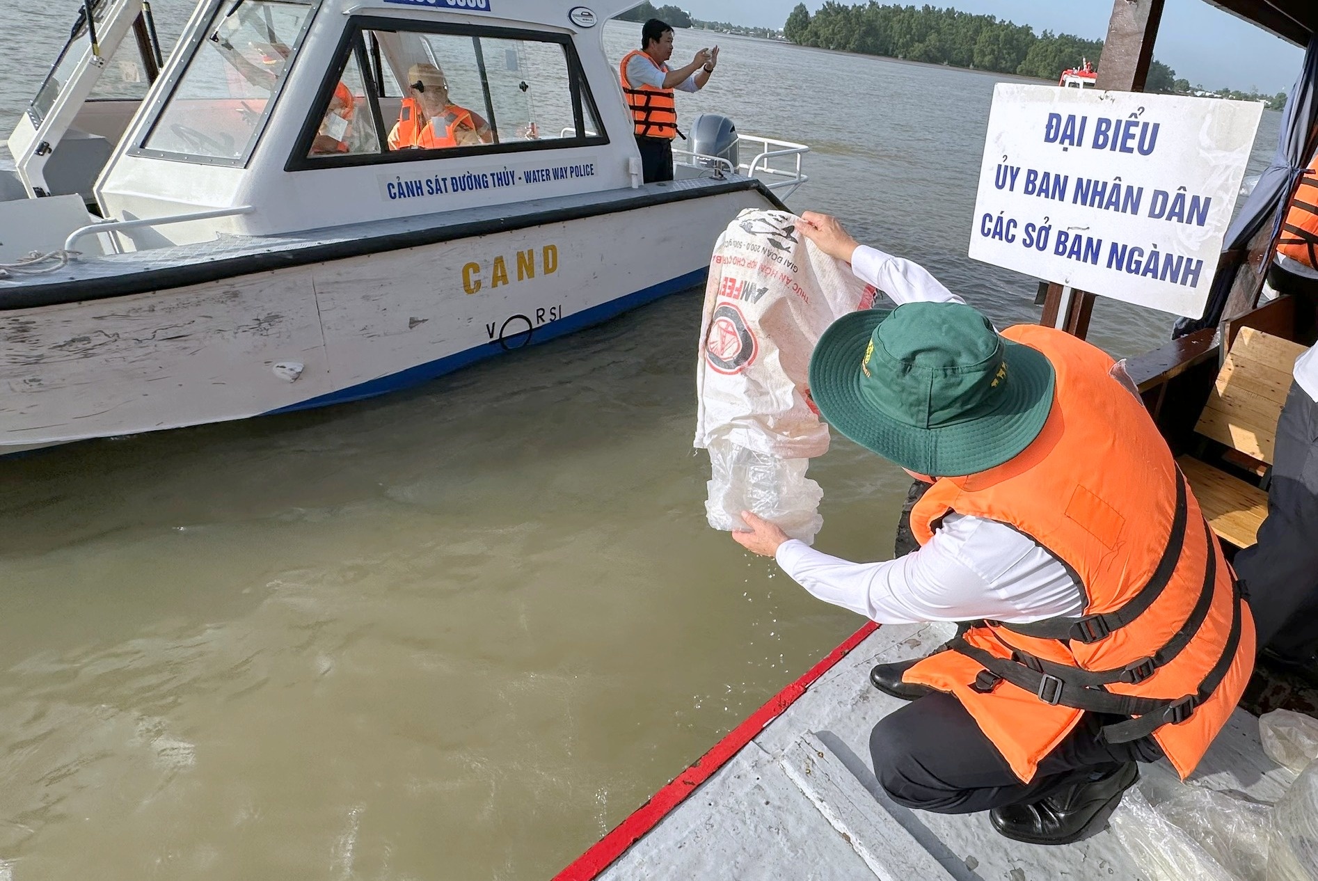 Cần Thơ thả 100 ngàn con cá giống để tái tạo nguồn lợi thủy sản Cần Thơ thả 100 ngàn con cá giống để tái tạo nguồn lợi thủy sản