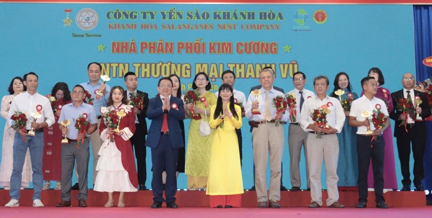 Công ty Yến sào Khánh Hoà luôn hướng đến các hoạt động xã hội cộng đồng với tổng số tiền hơn 10 tỷ đồng Công ty Yến sào Khánh Hoà dành hơn 10 tỷ đồng cho hoạt động thiện nguyện