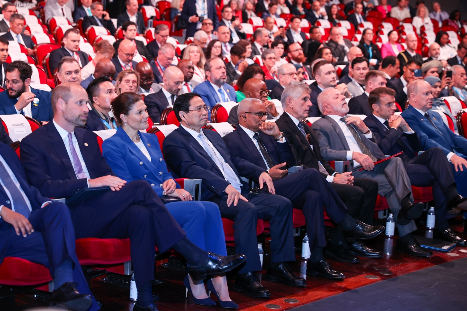   Thủ tướng và các đại biểu dự Diễn đàn Kinh tế và Tài chính xanh - Ảnh: VGP