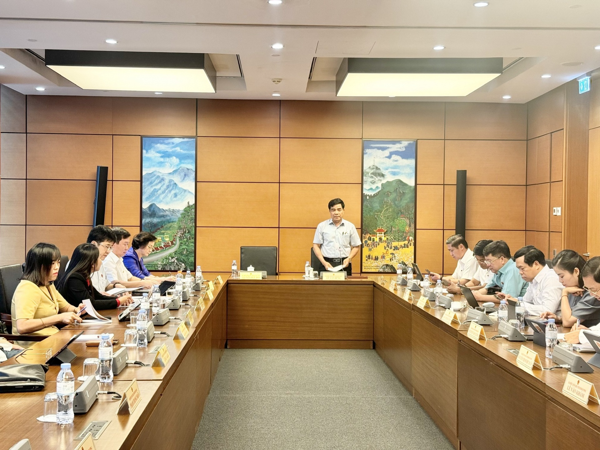 Các đại biểu Quốc hội thảo luận tại tổ 5 - Ảnh: VGP Các đại biểu Quốc hội thảo luận tại tổ 5 - Ảnh: VGP