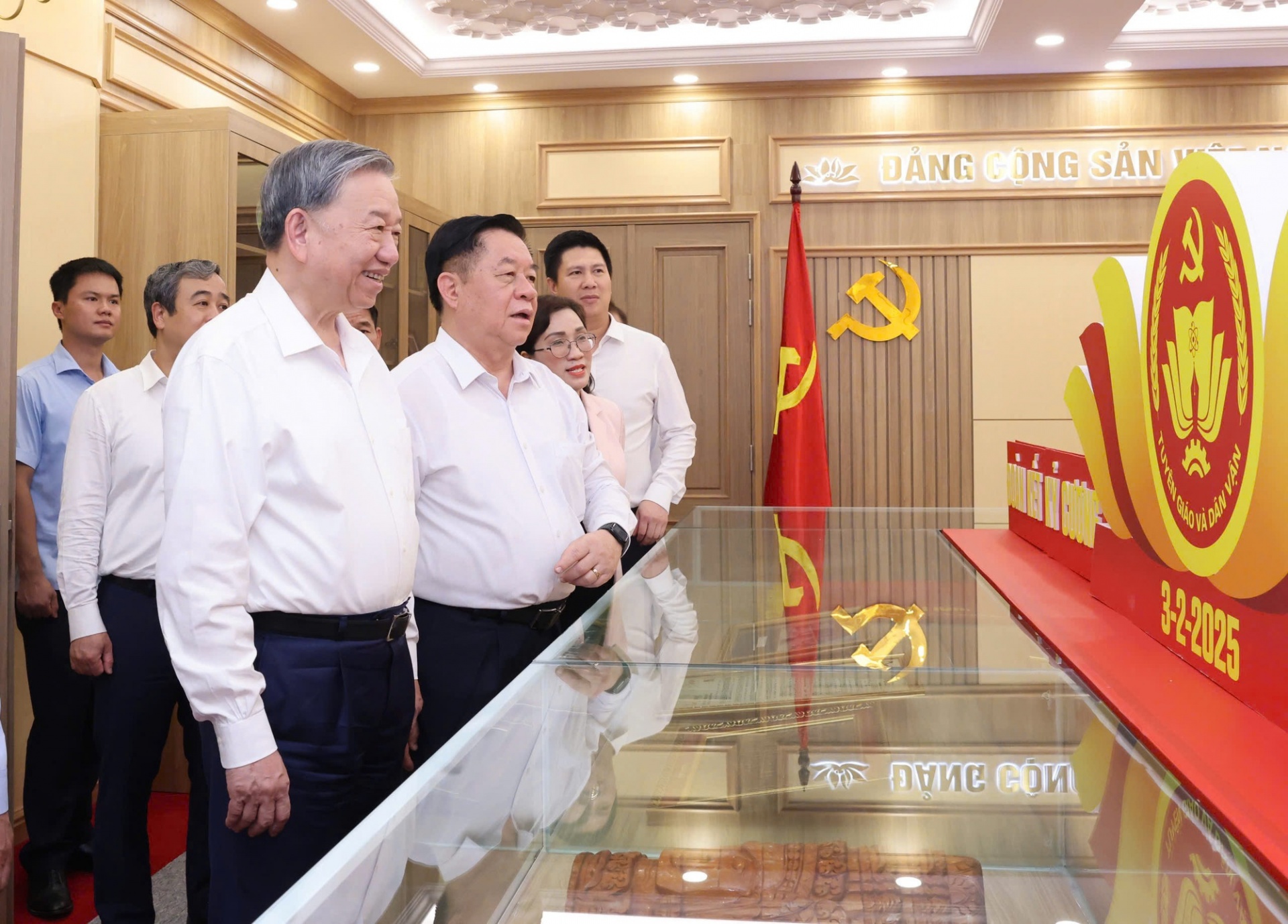   Tổng Bí thư tham quan Phòng Truyền thống của Ban Tuyên giáo và Dân vận Trung ương - Ảnh: VGP