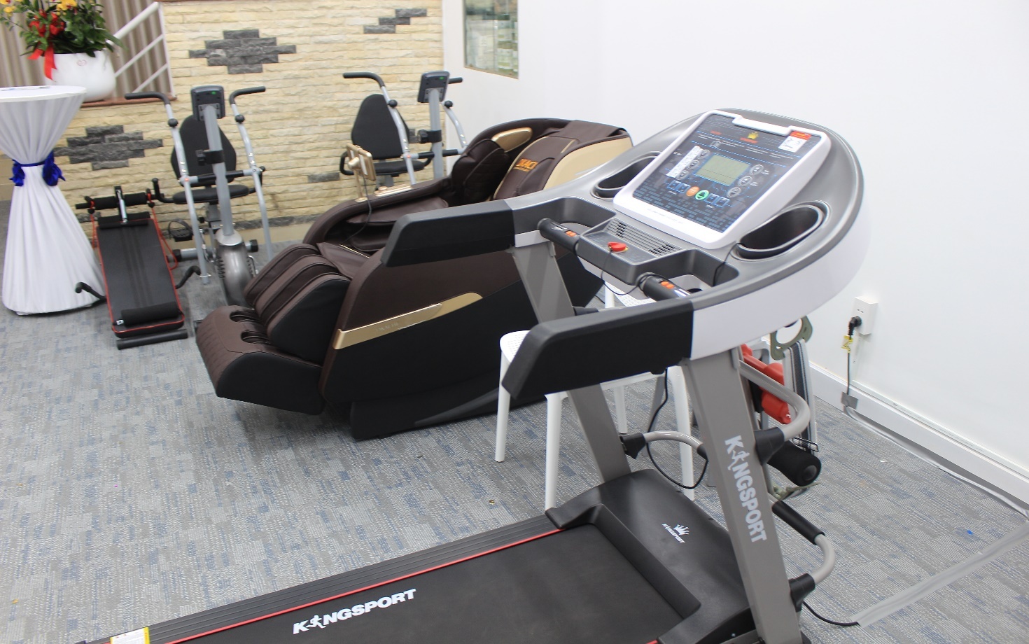 Trung tâm có đầy đủ thiết bị máy móc phục vụ cho hoạt động tập luyện đạt hiệu quả