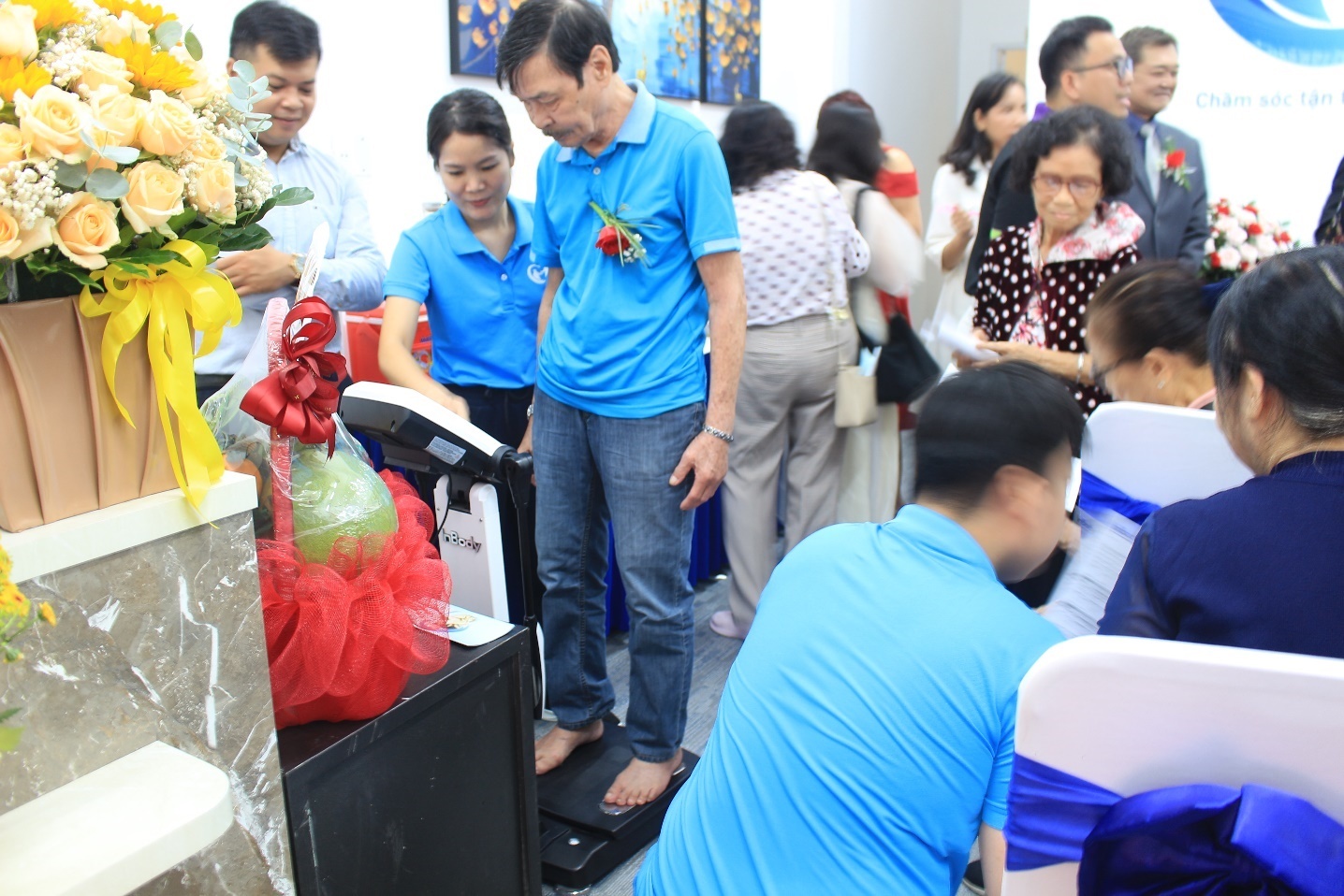 Nhiều khách hàng là những người lớn tuổi đã có những buổi trải nghiệm đầu tiên ngay sau lễ khai trương