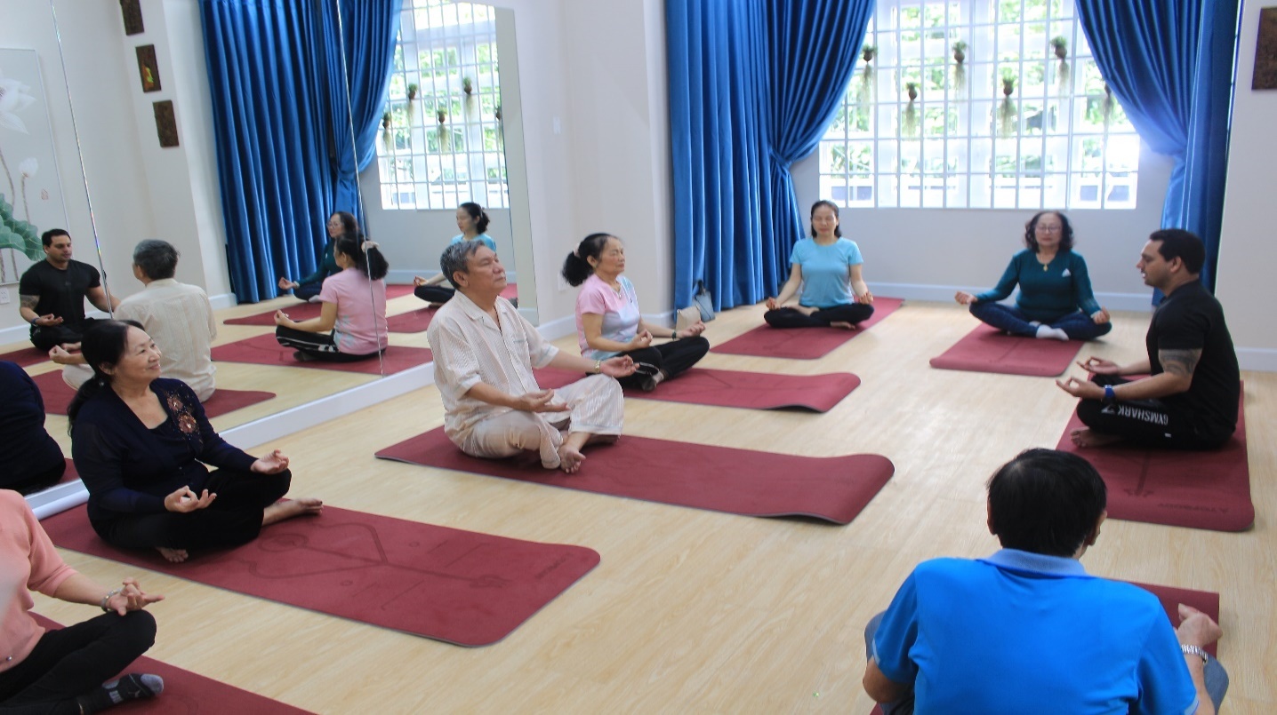 Thiền và yoga là những bộ môn tập phù hợp được nhiều người lớn tuổi yêu thích