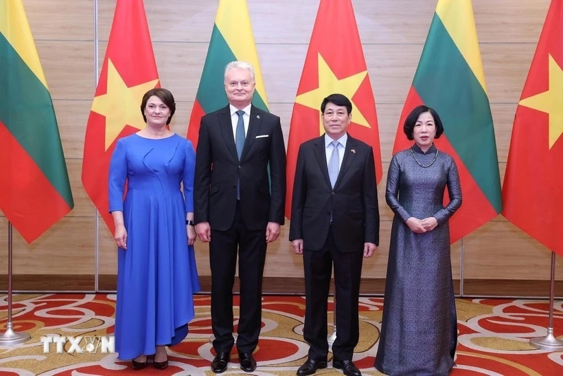 Chủ tịch nước Lương Cường và Phu nhân với Tổng thống Litva Gitanas Nauseda và Phu nhân dự tiệc chiêu đãi. (Ảnh: TTXVN) Chủ tịch nước Lương Cường và Phu nhân với Tổng thống Litva Gitanas Nauseda và Phu nhân dự tiệc chiêu đãi. (Ảnh: TTXVN)