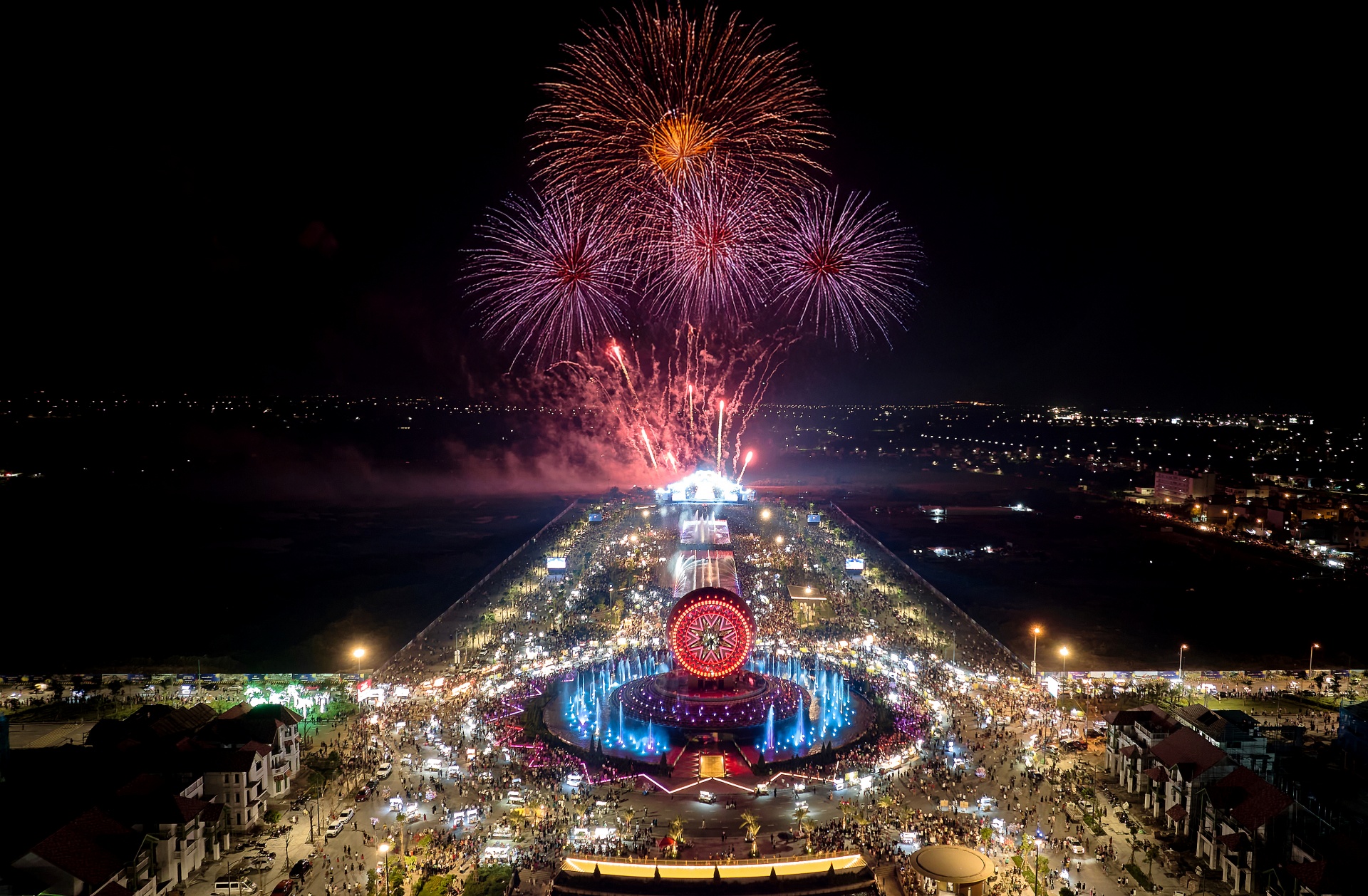 Quảng trường Công viên Lễ hội Sun Urban City bắn pháo hoa mỗi cuối tuần