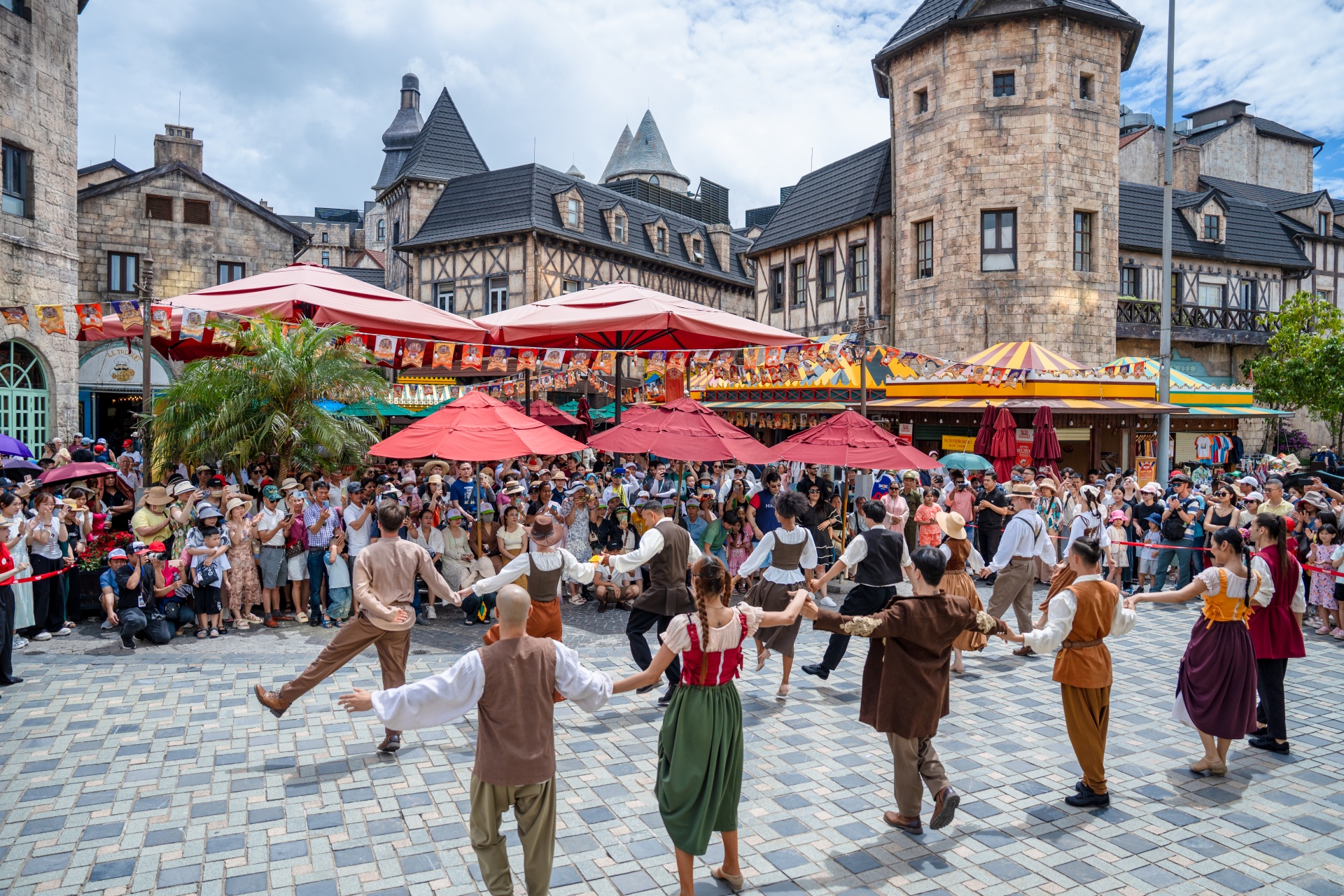 Show “Happy Fair” tái hiện khung cảnh phiên chợ cổ tích của thời Trung cổ châu Âu