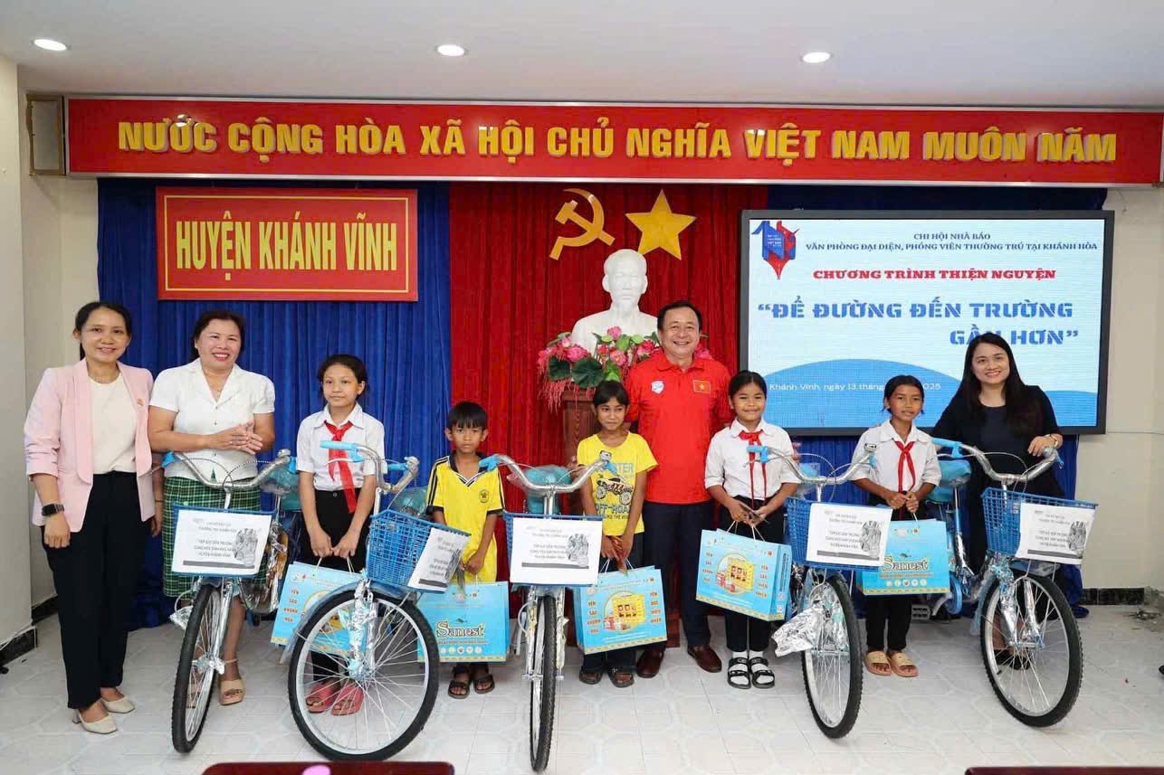 Thăm và tặng quà các em học sinh có hoàn cảnh khó khăn tại Khánh Vĩnh Thăm và tặng quà các em học sinh có hoàn cảnh khó khăn tại Khánh Vĩnh