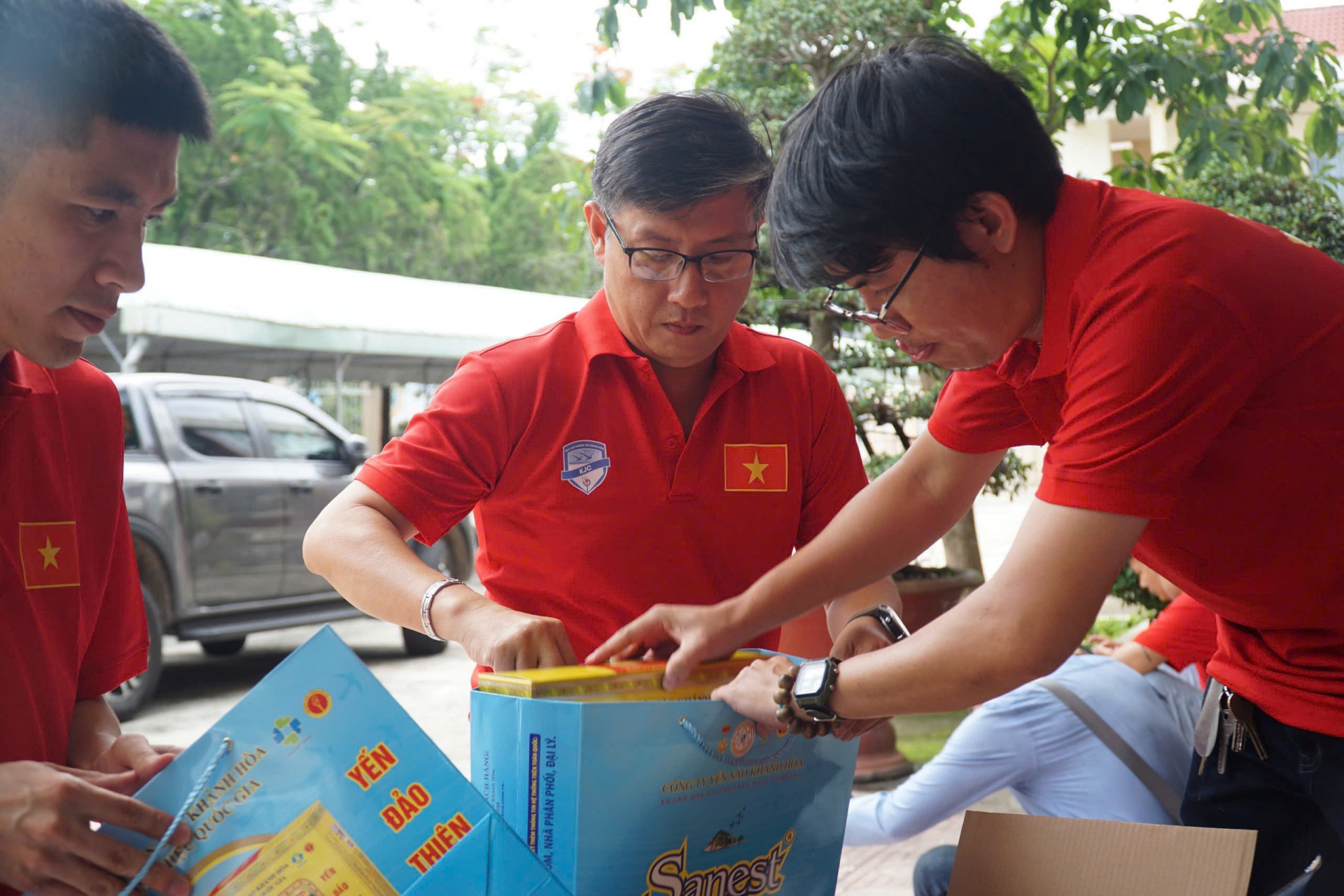 Thăm và tặng quà các em học sinh có hoàn cảnh khó khăn tại Khánh Vĩnh Thăm và tặng quà các em học sinh có hoàn cảnh khó khăn tại Khánh Vĩnh