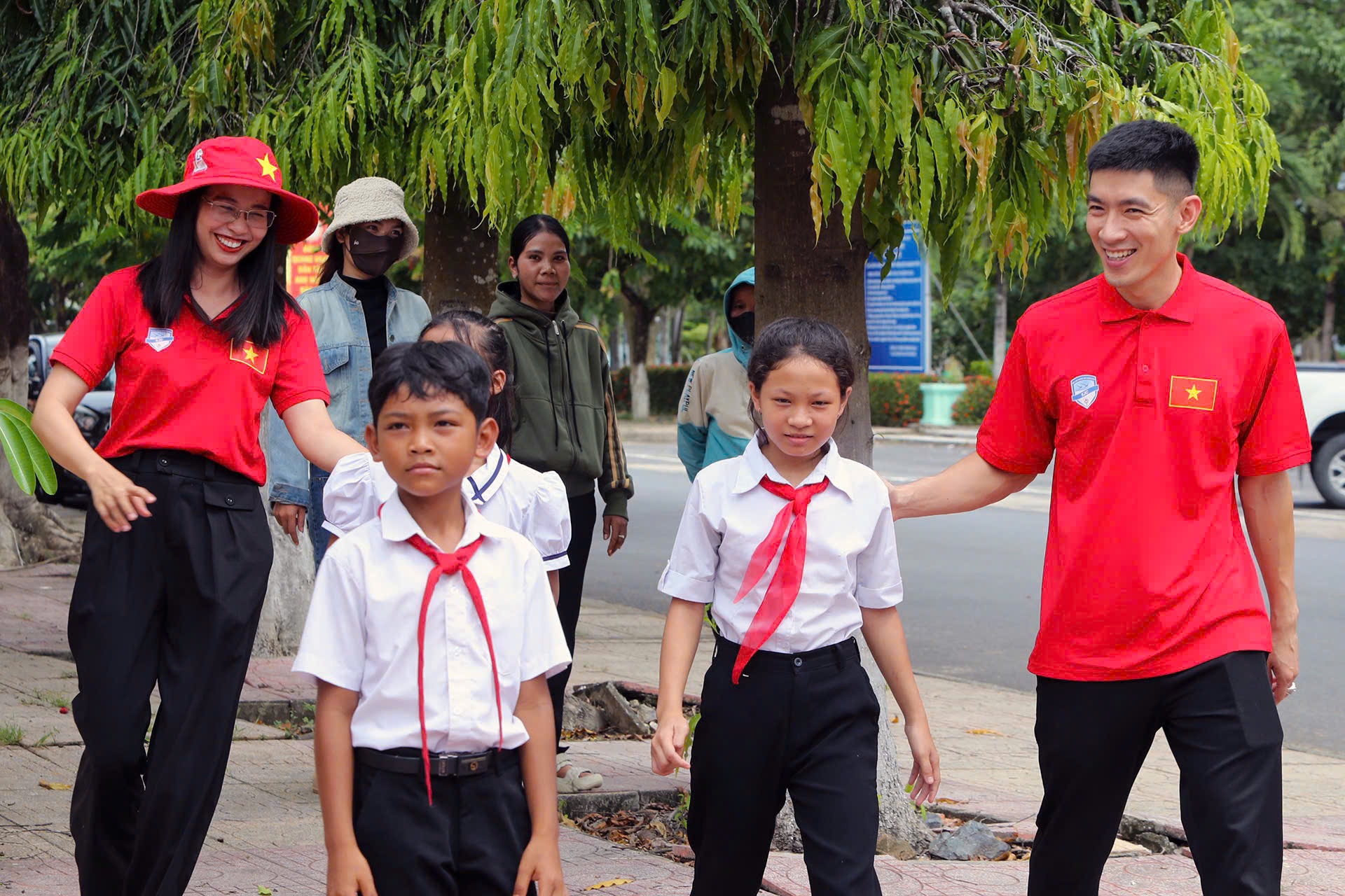 Thăm và tặng quà các em học sinh có hoàn cảnh khó khăn tại Khánh Vĩnh Thăm và tặng quà các em học sinh có hoàn cảnh khó khăn tại Khánh Vĩnh
