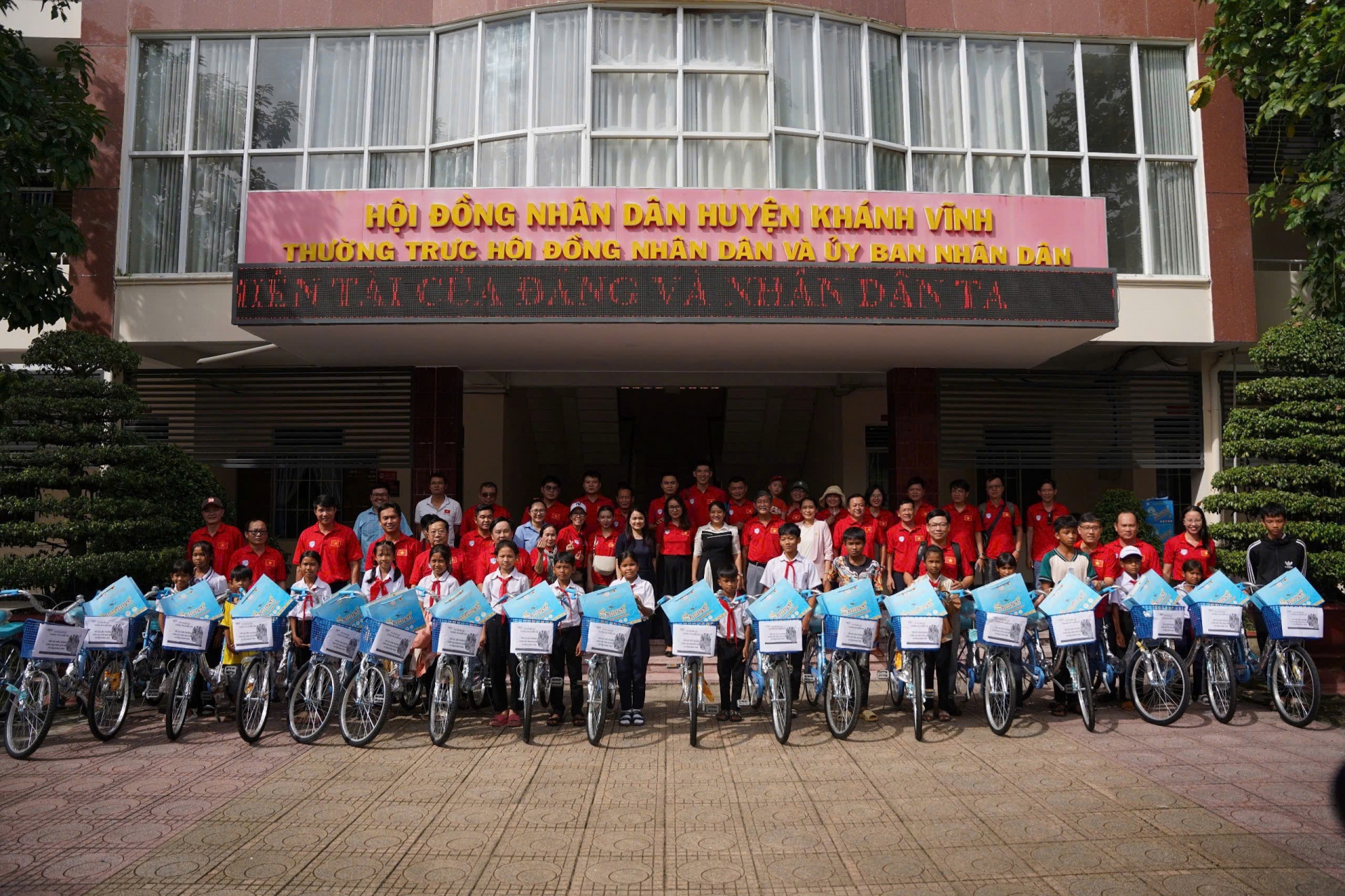 Thăm và tặng quà các em học sinh có hoàn cảnh khó khăn tại Khánh Vĩnh Thăm và tặng quà các em học sinh có hoàn cảnh khó khăn tại Khánh Vĩnh