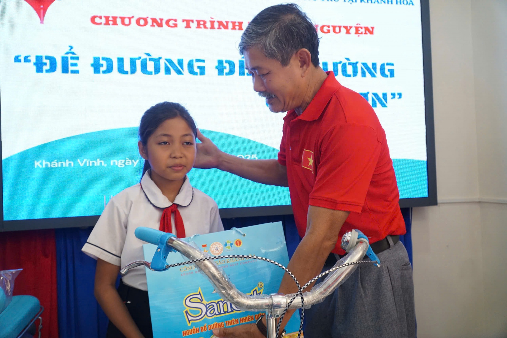 Thăm và tặng quà các em học sinh có hoàn cảnh khó khăn tại Khánh Vĩnh Thăm và tặng quà các em học sinh có hoàn cảnh khó khăn tại Khánh Vĩnh