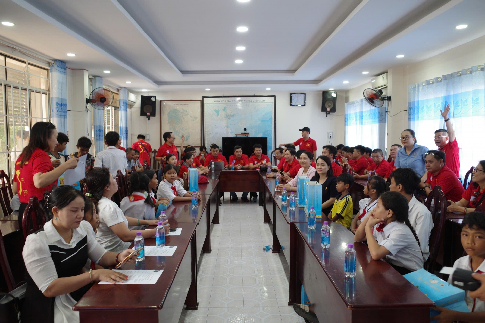 Thăm và tặng quà các em học sinh có hoàn cảnh khó khăn tại Khánh Vĩnh Thăm và tặng quà các em học sinh có hoàn cảnh khó khăn tại Khánh Vĩnh