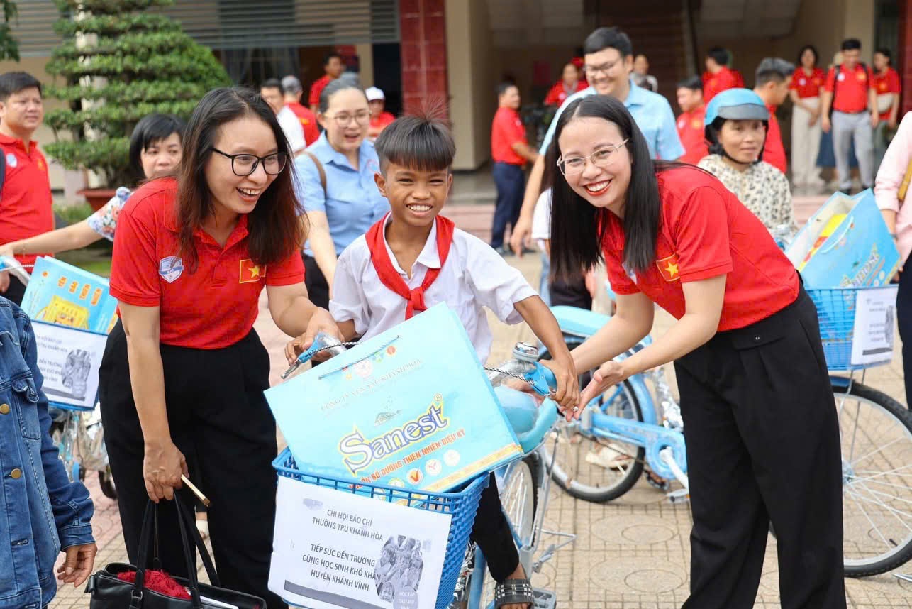 Thăm và tặng quà các em học sinh có hoàn cảnh khó khăn tại Khánh Vĩnh Thăm và tặng quà các em học sinh có hoàn cảnh khó khăn tại Khánh Vĩnh